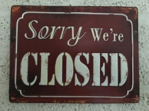 Metalen bord met prachtig geschilderde tekst: Sorry we're closed.